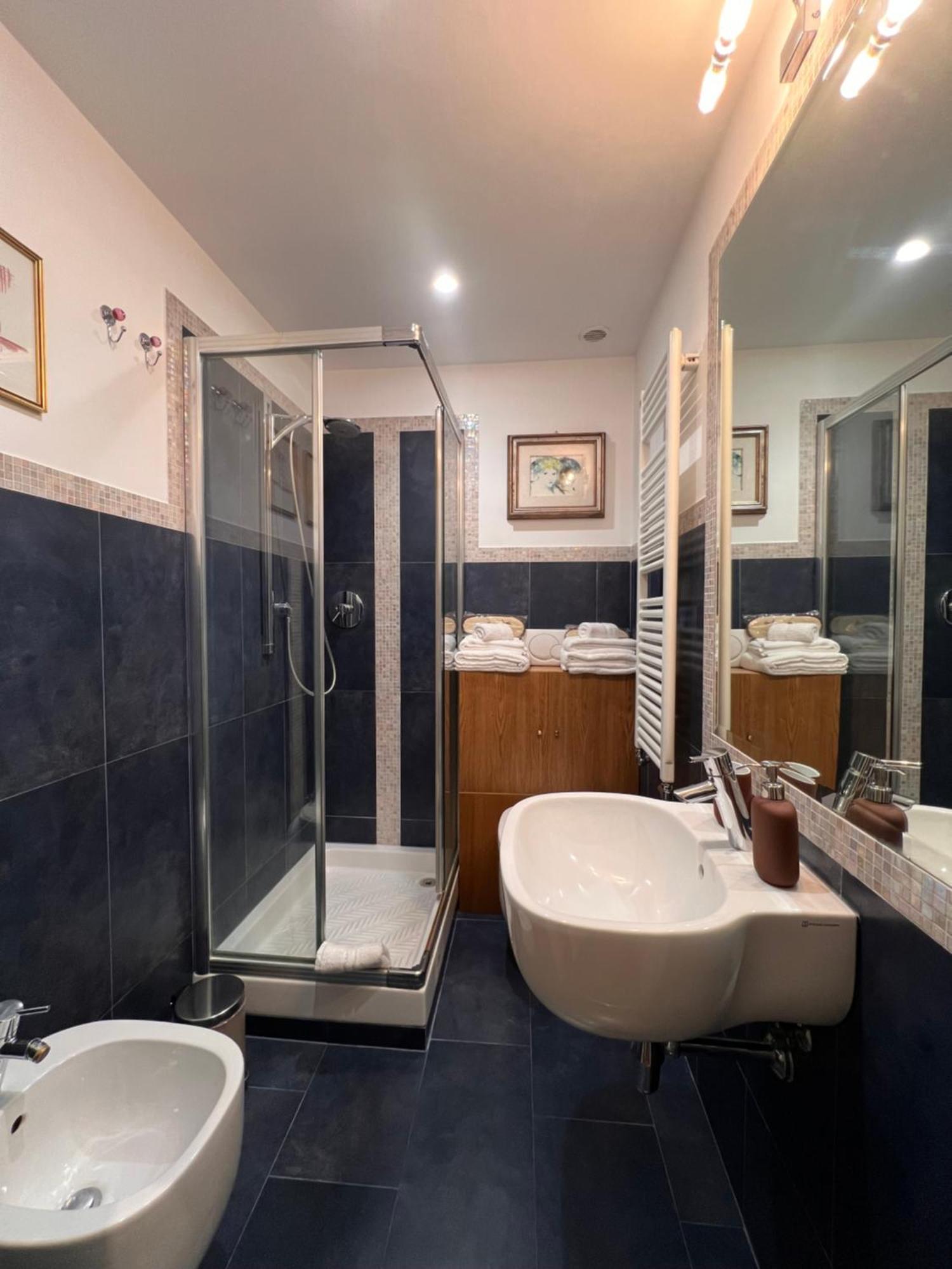 A Casa Di Lu, Al Colosseo - Guest House Rzym Zewnętrze zdjęcie